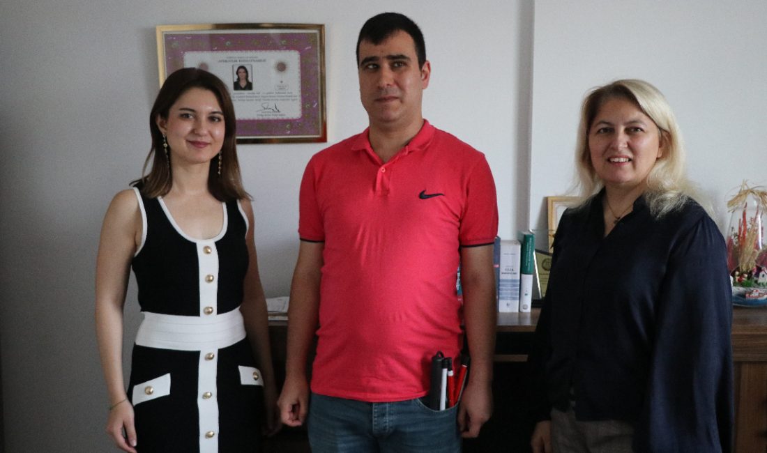 Erciyes Üniversitesi’nde yüzde 90 görme engelli müzik öğrencisi Caner Mutlu’ya,