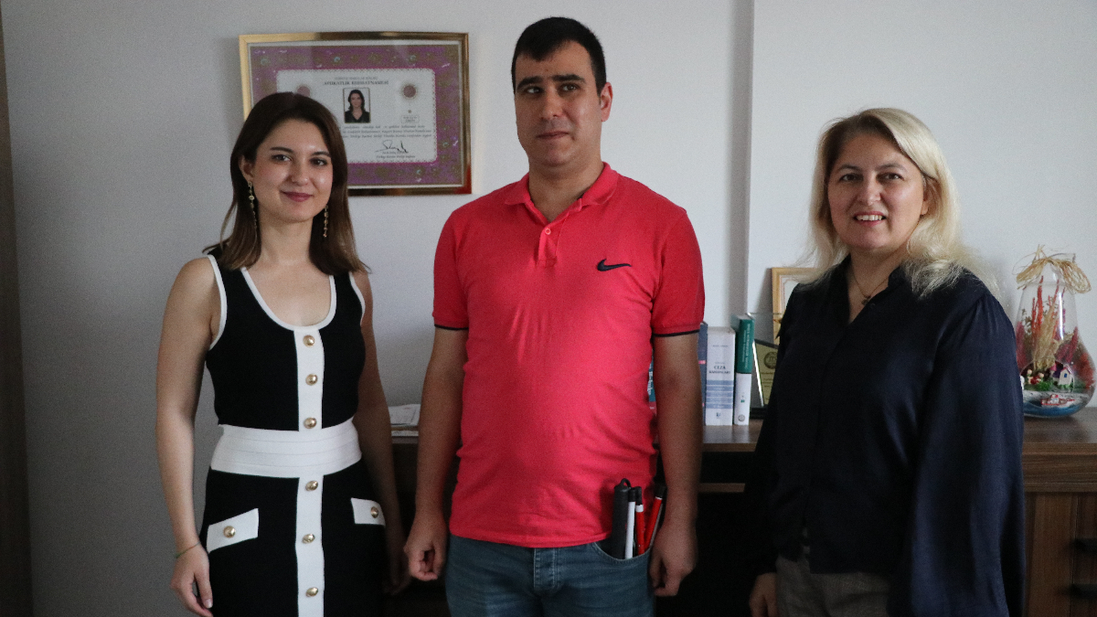 Erciyes Üniversitesi’nde yüzde 90 görme engelli müzik öğrencisi Caner Mutlu’ya,