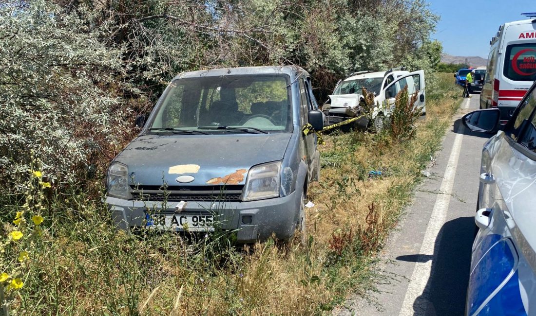 Kayseri'nin Kocasinan ilçesinde hafif ticari aracın, park halindeki hafif ticari