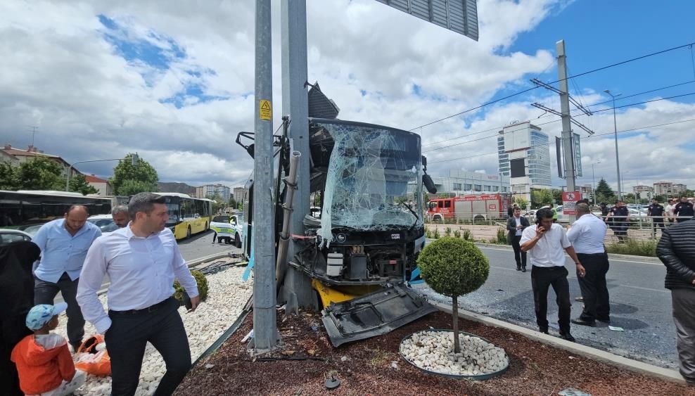 Kayseri'nin Kocasinan ilçesinde bir TIR, halk otobüsüne çarptı. Kazada sekiz
