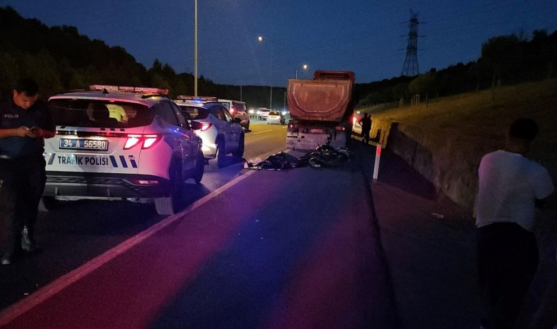 İstanbul Eyüpsultan'da motosiklet ile hafriyat kamyonu çarpıştı. Kazada motosiklet şoförü