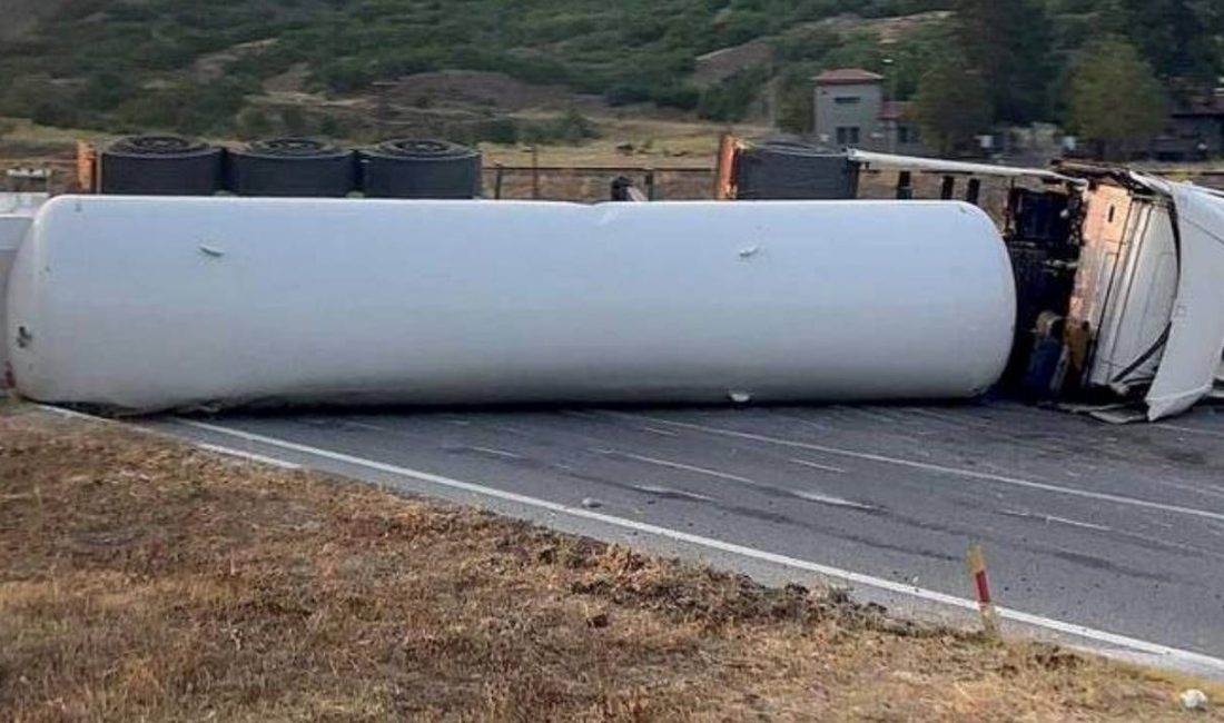 Erzincan'da devrilen kimyasal gaz yüklü TIR ulaşımı üç saat aksattı.