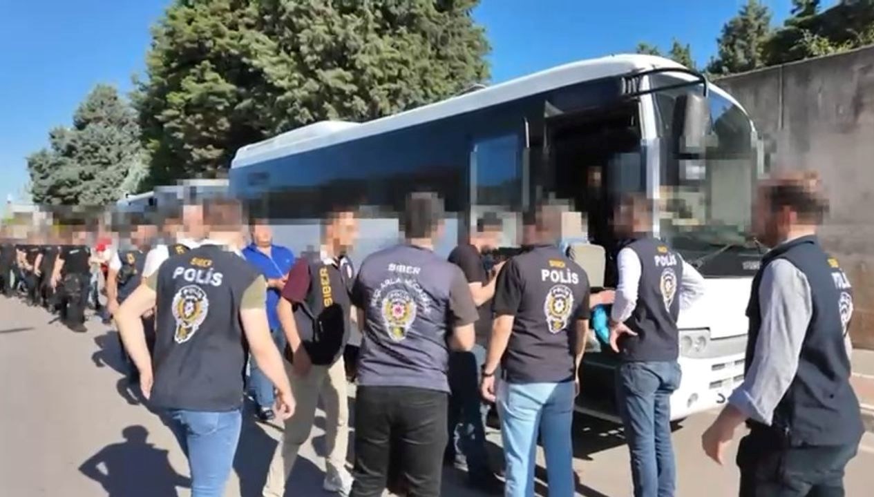 Kocaeli merkezli 20 vilayette düzenlenen operasyonda geçersiz uygulama üzerinden dolandırdıkları