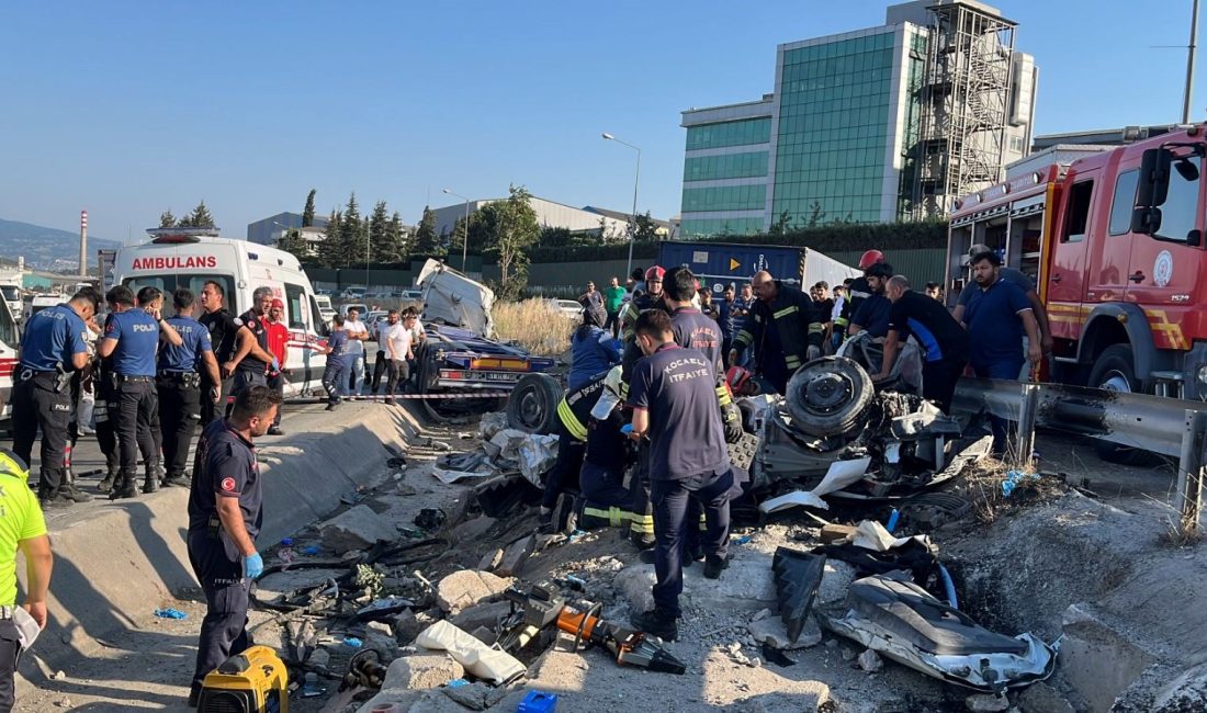 Kocaeli'nin Dilovası ilçesinde arabanın, TIR'dan düşen konteynerin altında kalması sonucu