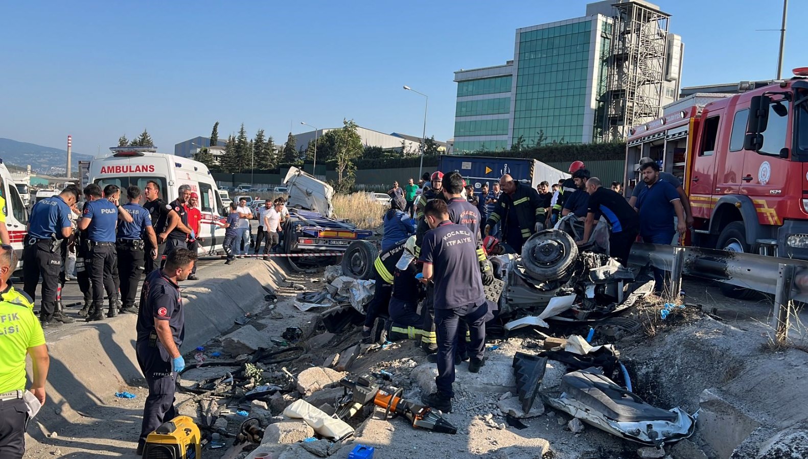 Kocaeli'nin Dilovası ilçesinde arabanın, TIR'dan düşen konteynerin altında kalması sonucu