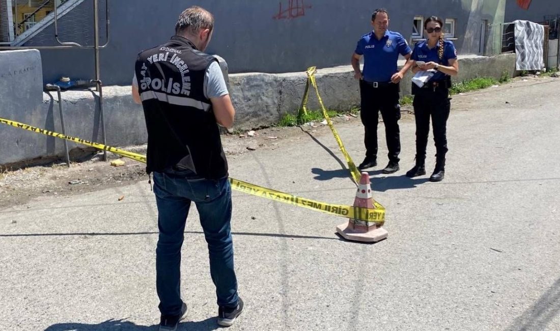 Kocaeli'de sokakta husumetlilerine ateş açan zanlı yahut zanlılar iki kişiyi