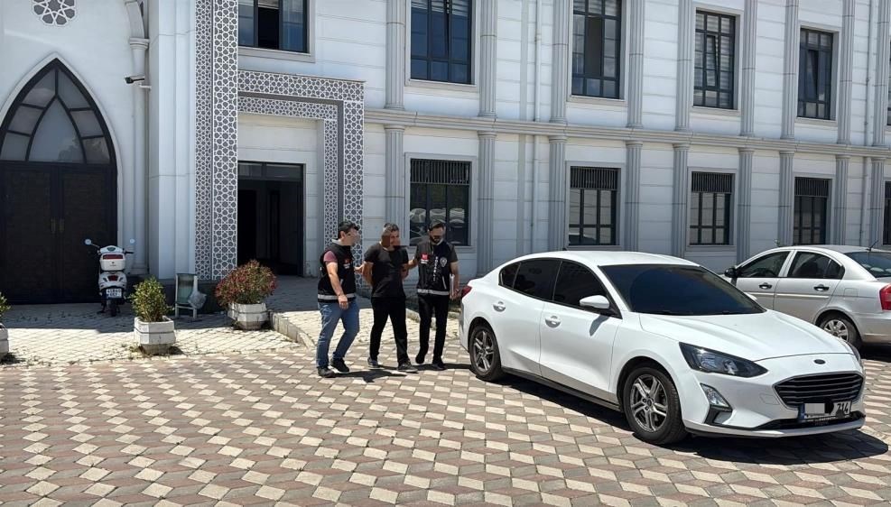 Kocaeli'nin Çayırova ilçesinde işlenen cinayetin zanlısı, çıkarıldığı mahkemede tutuklandı.