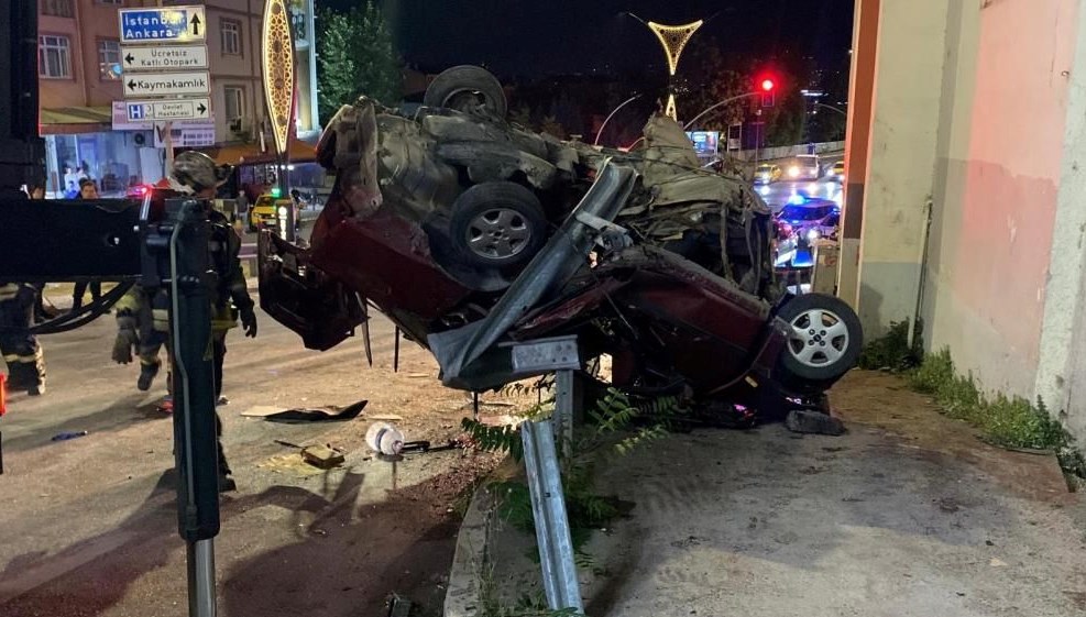 Kocaeli'nin İzmit ilçesinde bariyere çarpan arabadaki 2 kişi hayatını yitirdi,