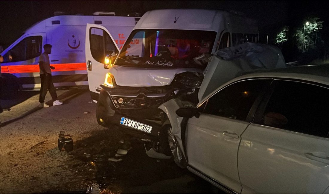 Kocaeli'nin Gebze ilçesinde, personelleri taşıyan servis minibüsü ile arabanın çarpışması