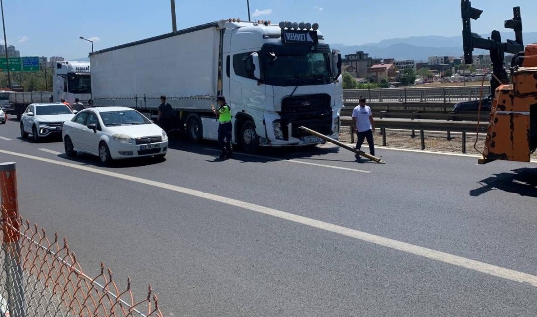 TEM Otoyolu Kocaeli geçişinde iki kamyon, iki TIR ve bir