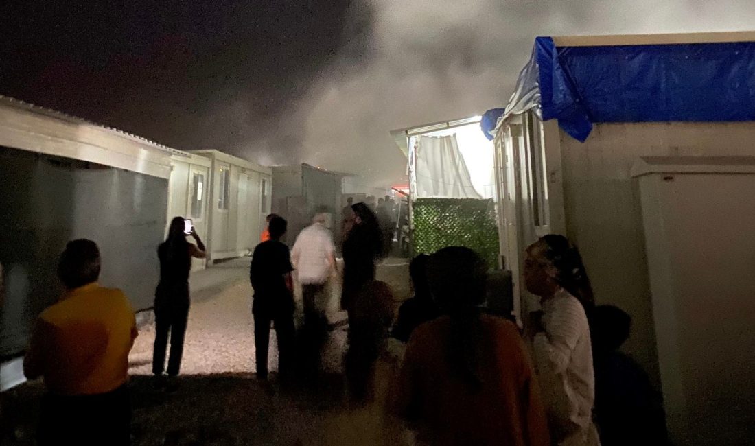 Adıyaman'da konteyner kentte çıktı. Yangın korku ve paniğe neden oldu.