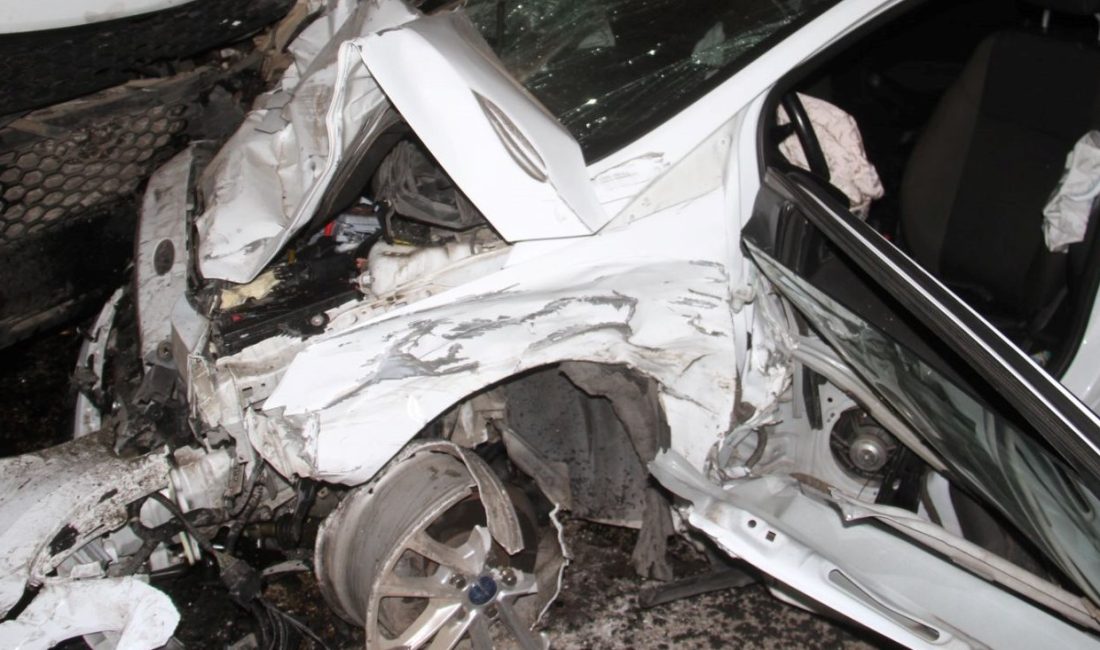 Konya'nın Derebucak ilçesinde, 3 aracın karıştığı zincirleme trafik kazasında 7