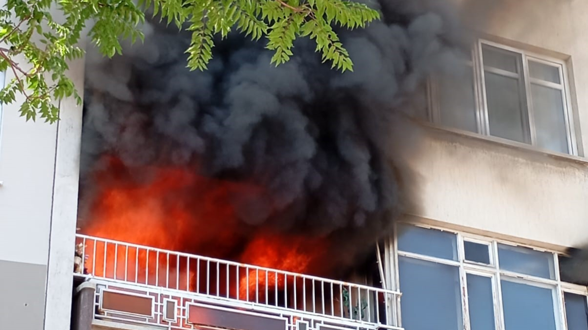 Selçuklu ilçesinde 5 katlı apartmandan çıkan yangında, apartman sakinleri itfaiye