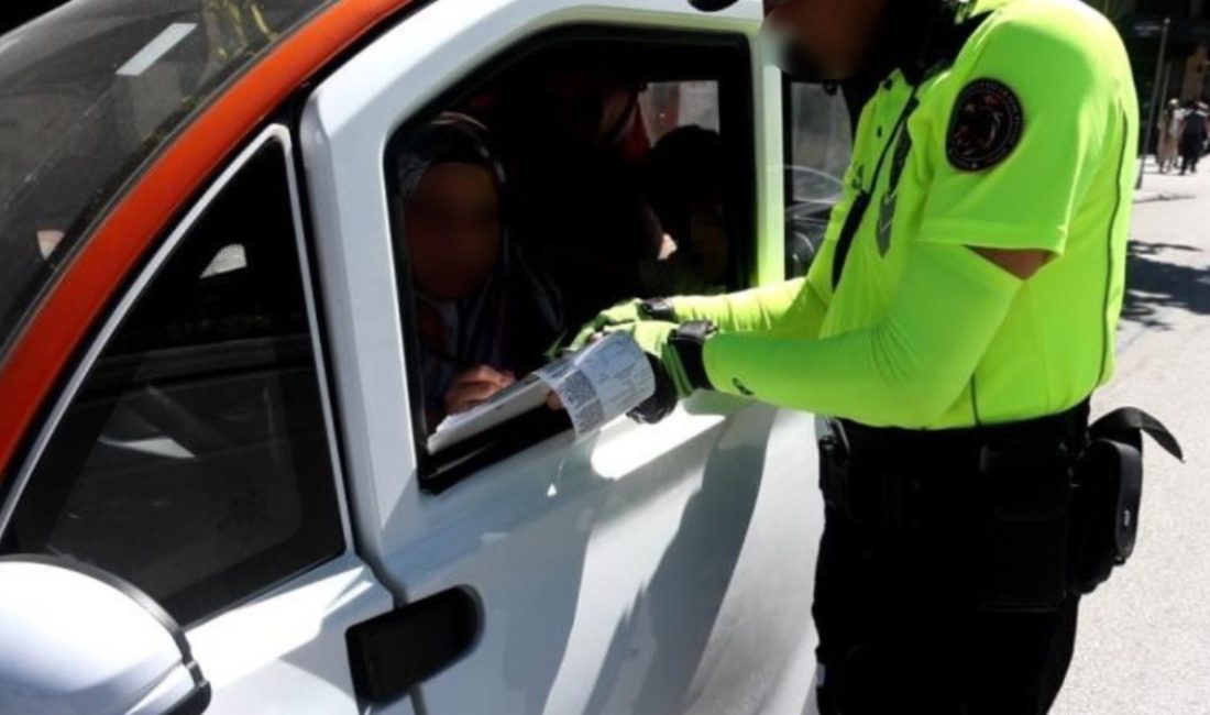 Kent merkezinde polisin kaza oranlarının azaltılmasına yönelik kontrolleri devam ederken