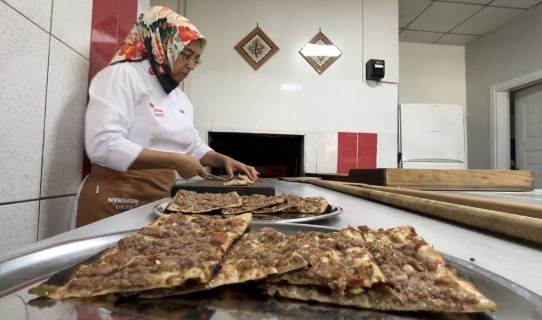 Konya'da yaşayan Neriman Gülhan Bursa, küçük bir fırında ustalarına bakarak