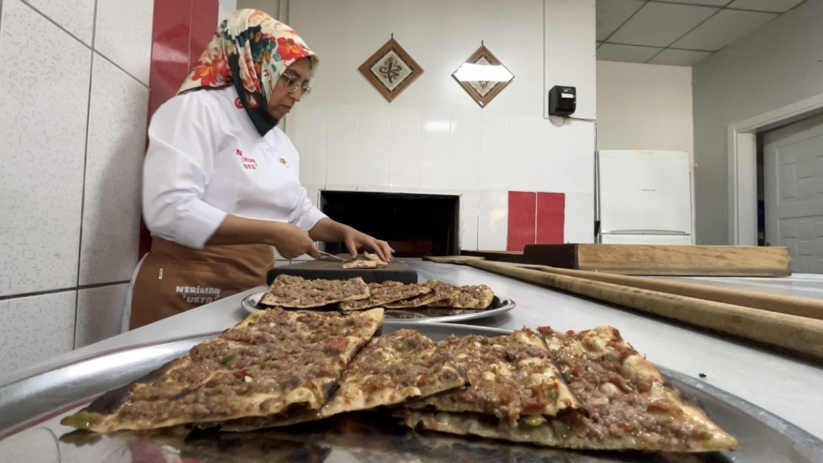 Konya'da yaşayan Neriman Gülhan Bursa, küçük bir fırında ustalarına bakarak