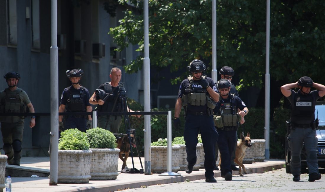 Kosova Meclisinin, yapılan bomba ihbarı sonrası tahliye edildiği bildirildi. Polisin
