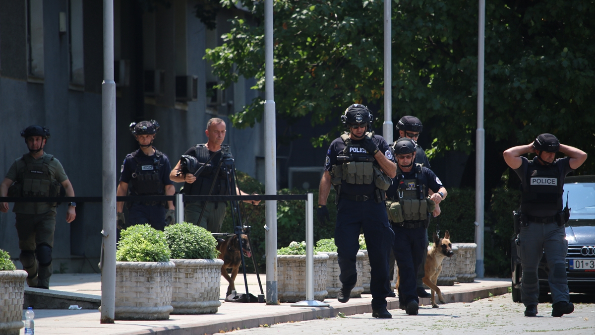 Kosova Meclisinin, yapılan bomba ihbarı sonrası tahliye edildiği bildirildi. Polisin