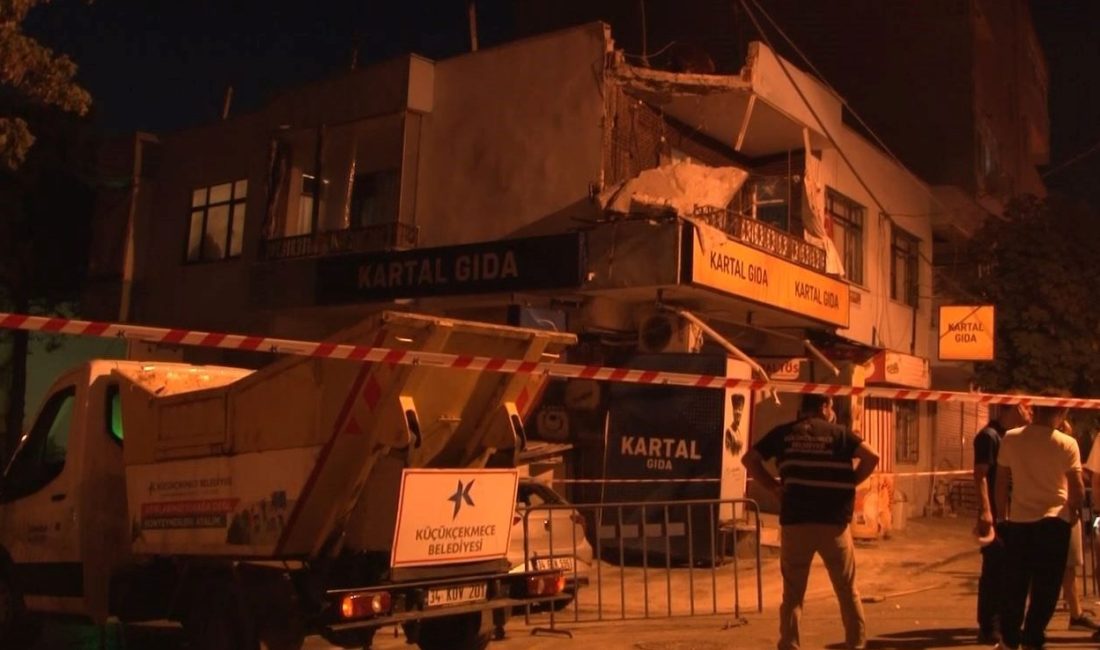 Küçükçekmece’de iki katlı bir binanın balkon duvarı çöktü. O esnada,