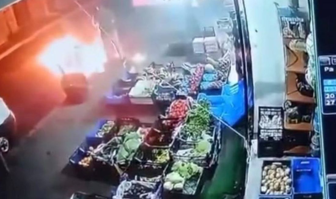İstanbul Küçükçekmece'de bir marketin önüne gelen maskeli kişi, yaktığı molotofkokteylini