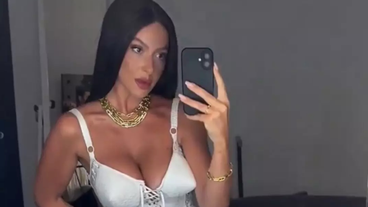 Yaptığı paylaşımlarla sık sık gündem olan ünlü müzikçi Hadise, siyah
