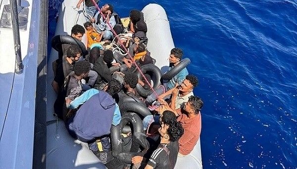 Aydın'ın Kuşadası ilçesinde 7'si çocuk 22 sistemsiz göçmen kurtarıldı.