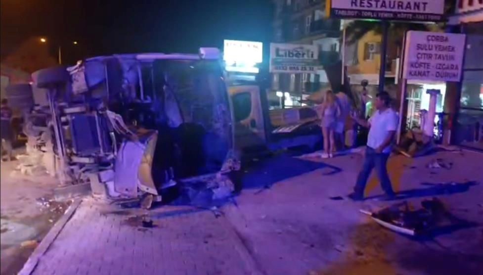Aydın'ın Kuşadası ilçesinde, yabancı turistleri taşıyan çeşit midibüsü yan yattı.