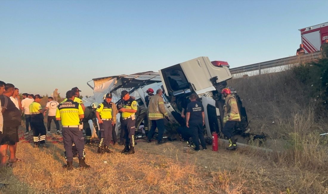 Kuzey Marmara Otoyolu'nda bir tırın şarampole devrildiği kazada 2 kişi