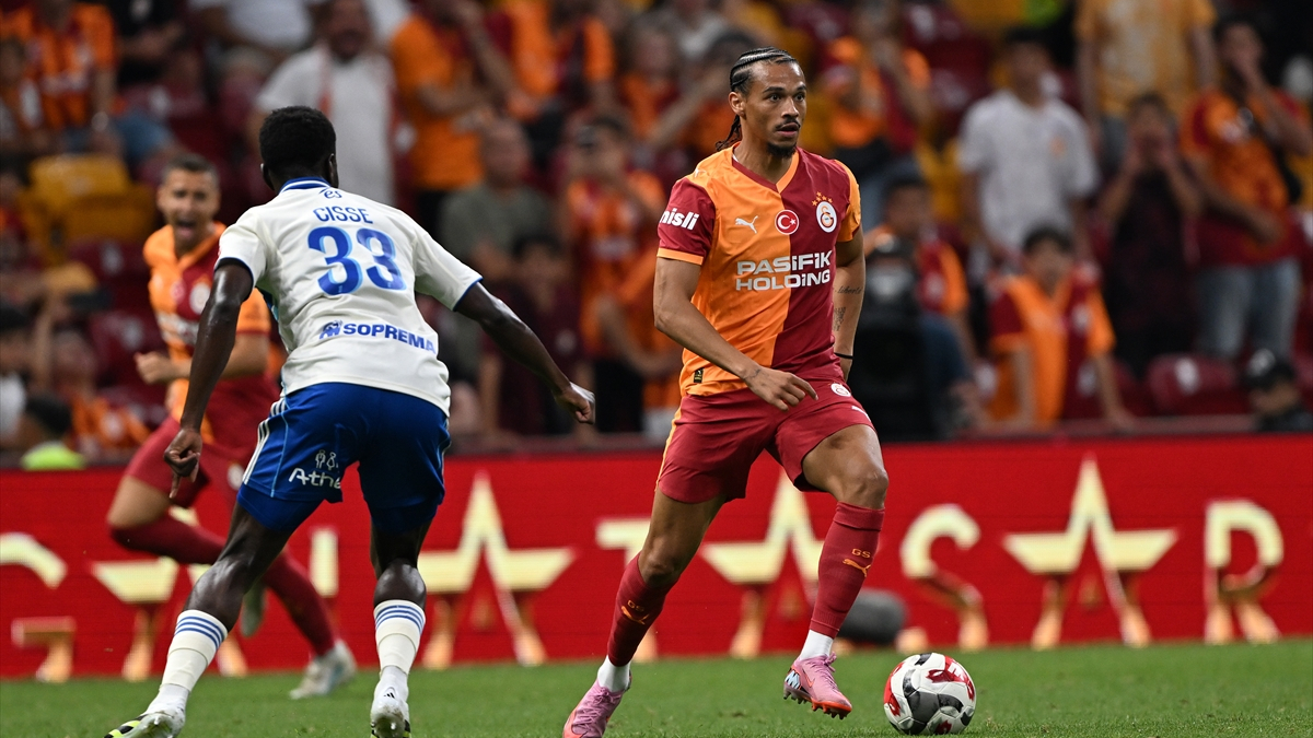 Galatasaray'ın yeni transferi Leroy Sane, Strasbourg maçında birinci defa sarı