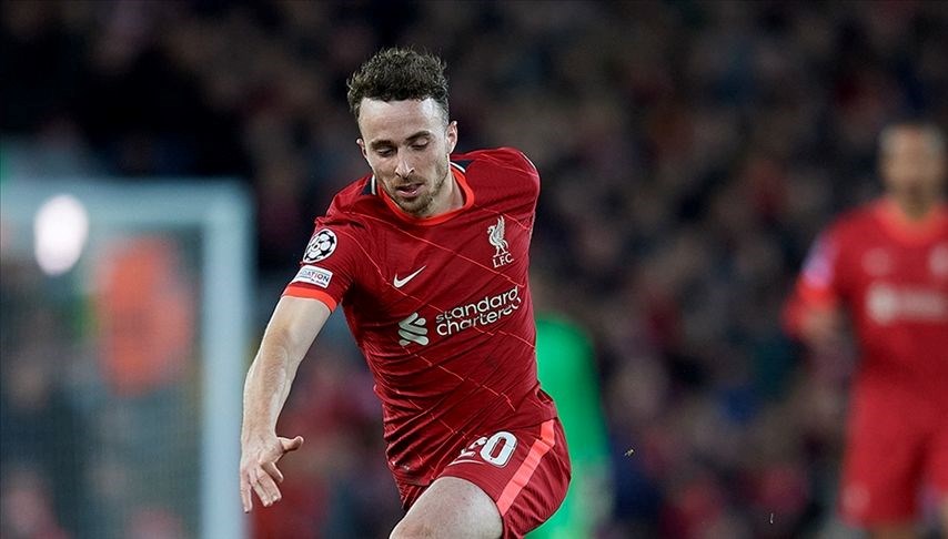 Liverpool futbolcusu Diogo Jota (28), geçirdiği trafik kazası sonrası araçta