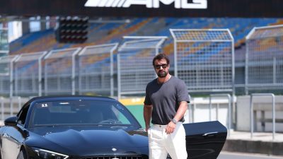 Gittiği yerde lüks aracını perte çıkan ünlü oyunucu İbrahim Çelikkol'un