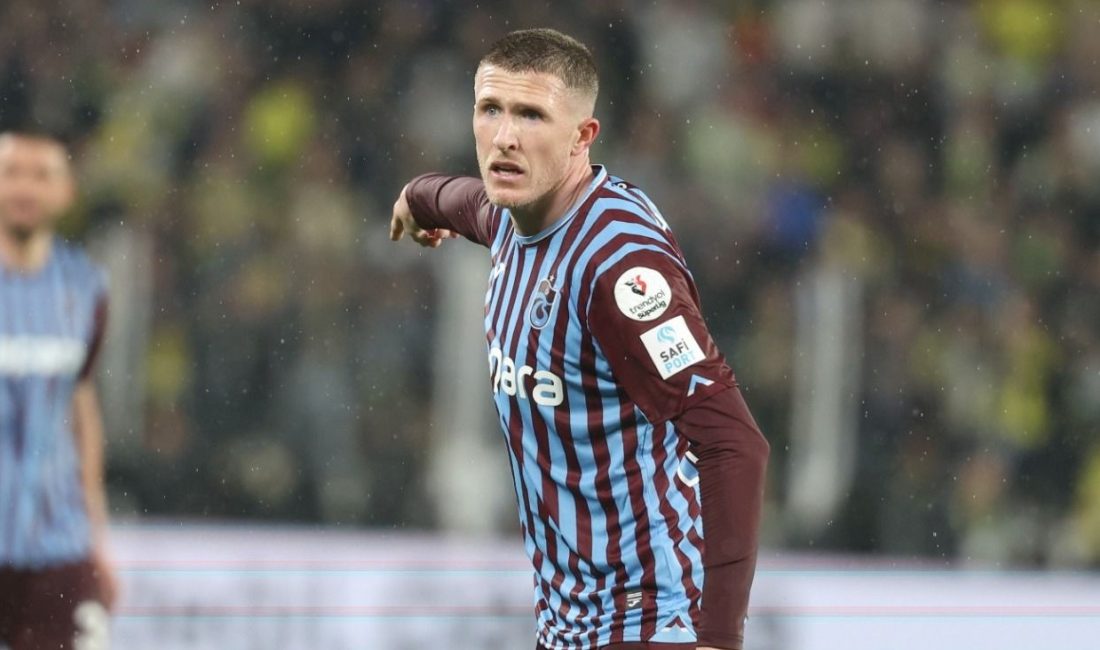 Trabzonsporlu John Lundstram, transfer görüşmesi için müsaade alarak kamptan ayrıldı.