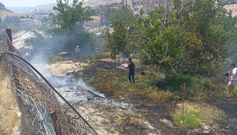 Malatya'nın Darende ilçesinde bir bahçede yangın çıktı. Kayısı ağaçlarının ziyan