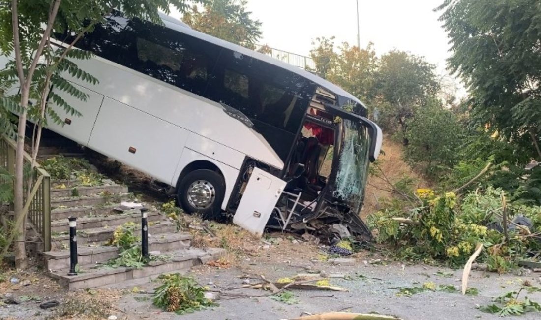 İstanbul Maltepe’de servis otobüsü şarampole yuvarlandı. Kazada 8 kişi yaralandı.