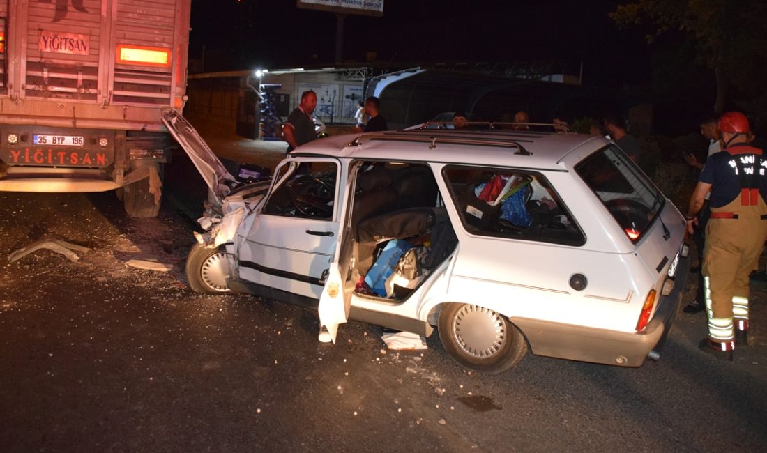 Manisa'da tıra arttan çarpan arabadaki 2 kişi hastaneye kaldırıldı.