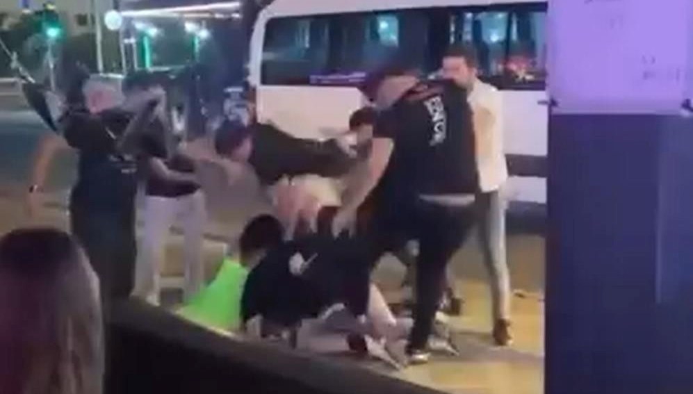 Muğla'nın Marmaris ilçesinde bir cümbüş yerinde, bayan turistleri tekme tokat