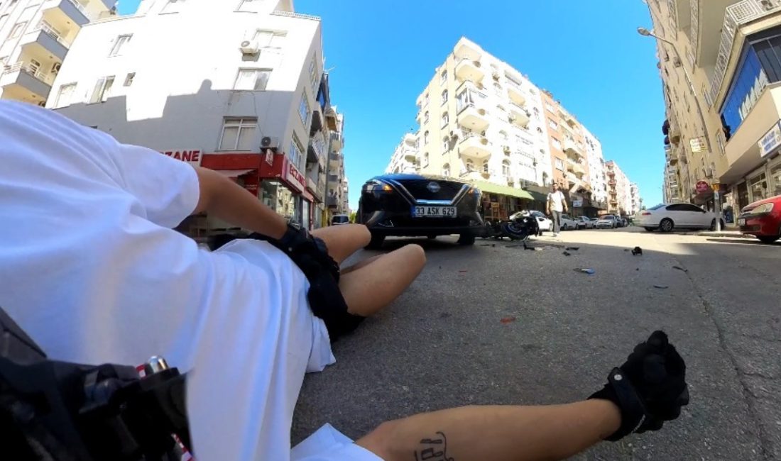 Mersin'de arabayla çarpışan motosiklet şoförünün savrularak yere düşmesi, kask ve