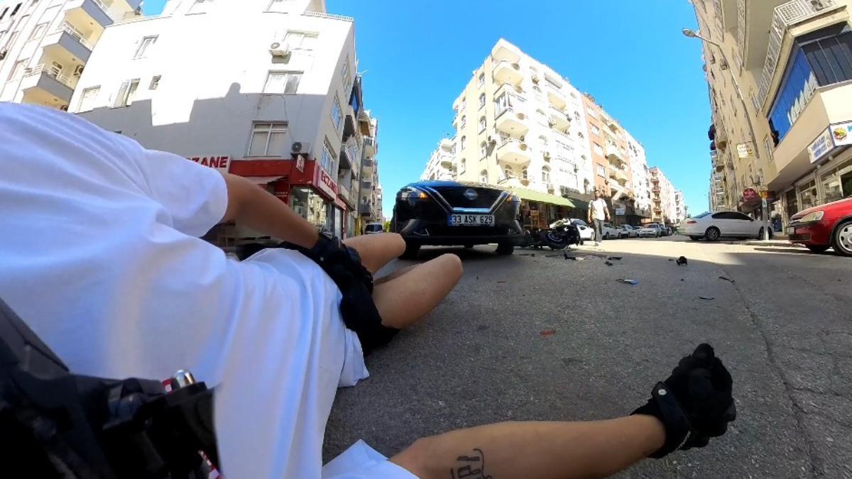 Mersin'de arabayla çarpışan motosiklet şoförünün savrularak yere düşmesi, kask ve