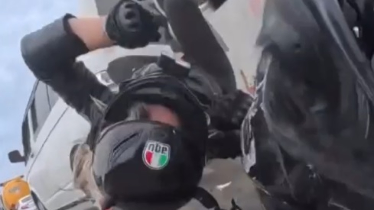 Erdemli-Silifke yolunda motosikletiyle trafik lambalarında bekleyen minibüse geriden çarpan motosikletin