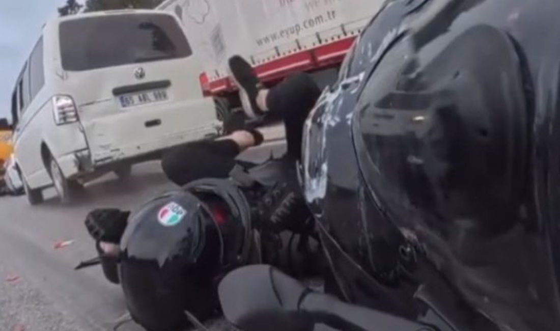 Kentte motosikletlilerin karıştığı kaza anları kameraya yansıdı. Birinci kazada motosikletin