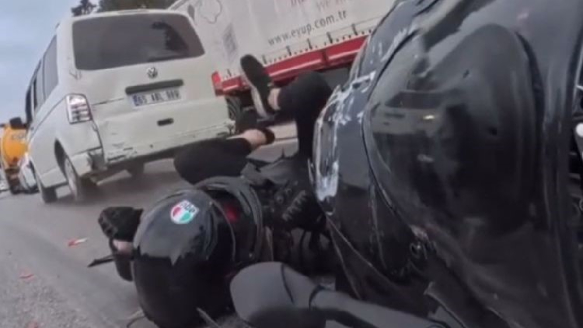 Kentte motosikletlilerin karıştığı kaza anları kameraya yansıdı. Birinci kazada motosikletin
