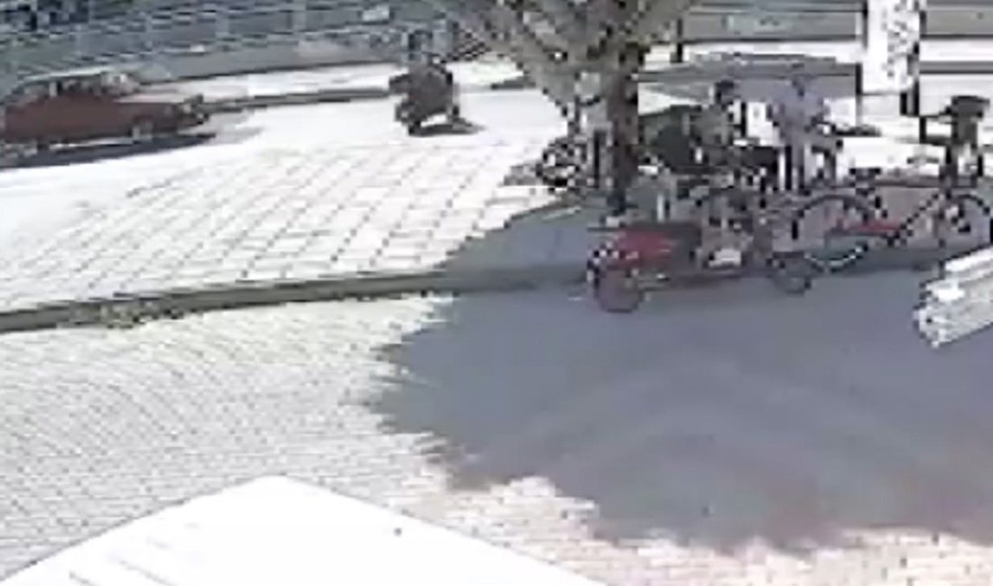 Mersin'de araba ile çarpışan motosikletin şoförünün hayatını kaybettiği kaza anı