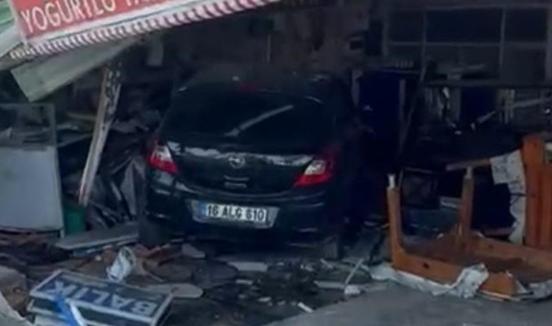 Mersin'de denetimden çıkan arabanın lokantaya daldığı kazada 2 kişi yaralandı.