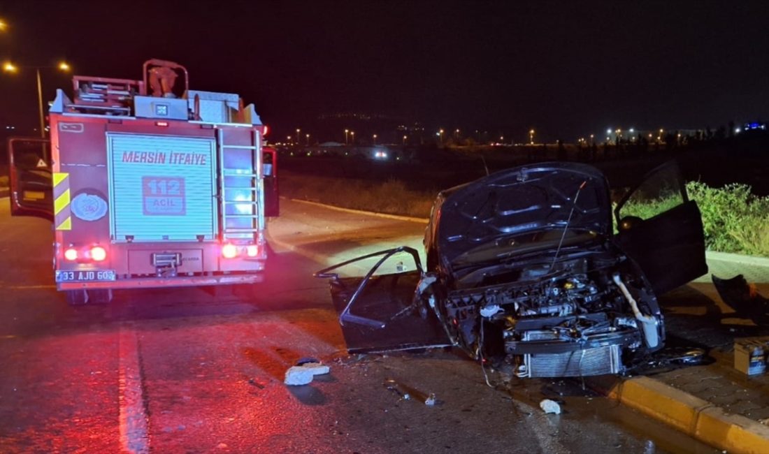 Mersin'de arabanın refüje çarpması sonucu yaralanan 2 kişi hastaneye kaldırıldı.