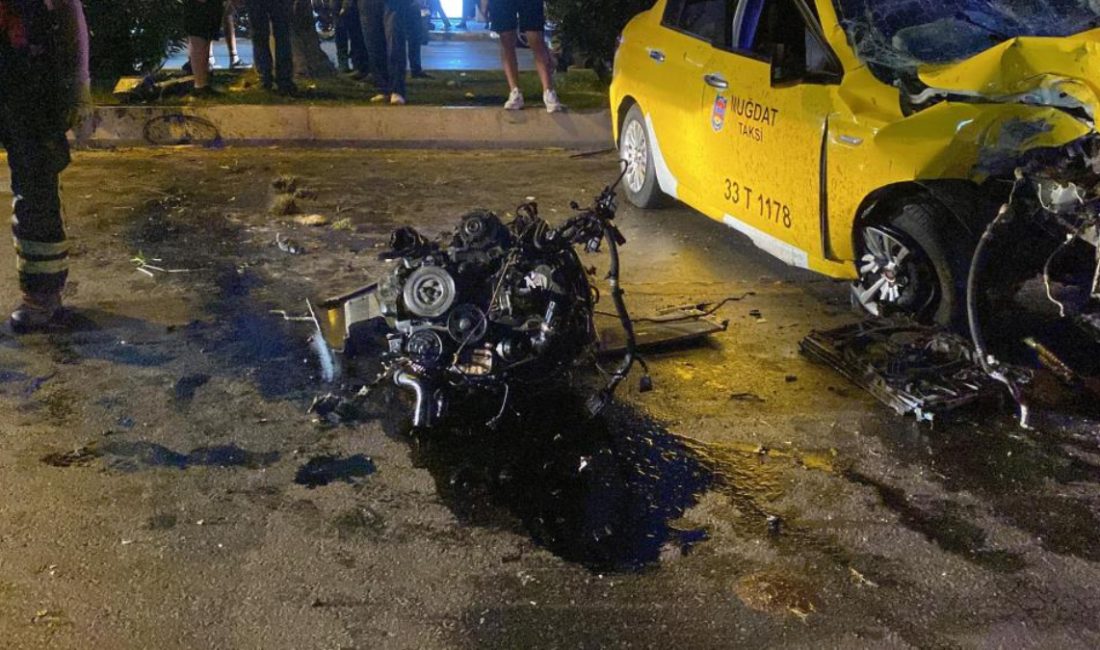 Mersin'de refüje ve ağaca çarpan ticari taksinin motoru yerinden fırladı.