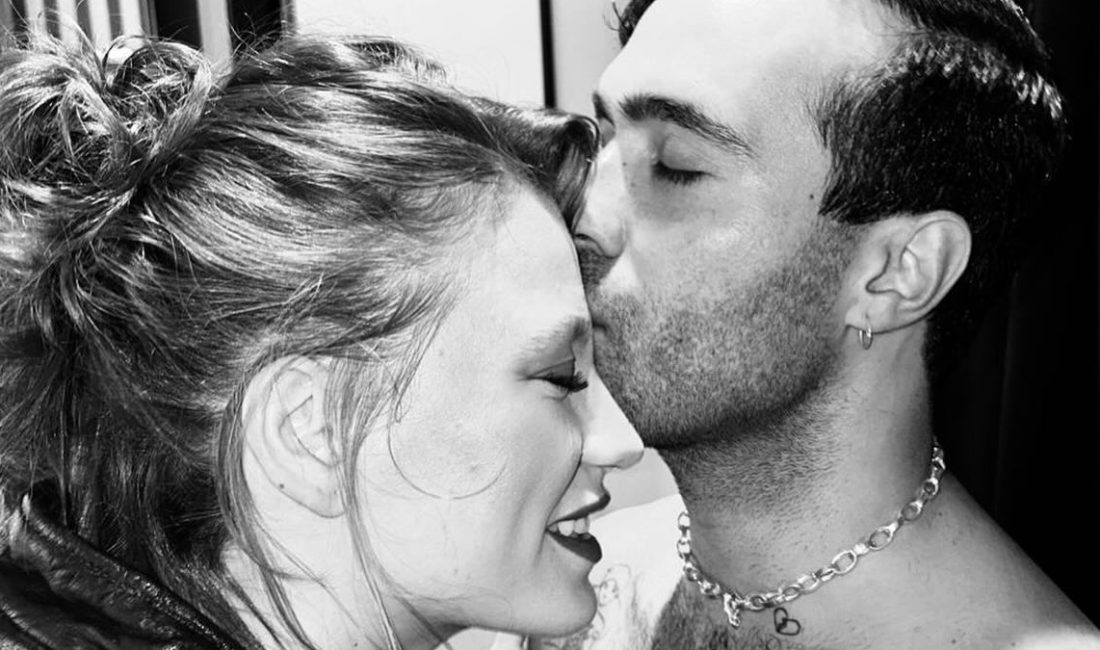 Ünlü müzikçi Mert Demir, ayrıldıkları argüman edilen sevgilisi Serenay Sarıkaya'nın