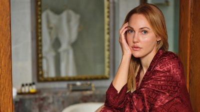 Dünya çapında tanınan oyuncu Meryem Uzerli, kızı Lara'nın fotoğraflarını toplumsal