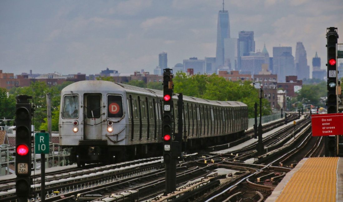 ABD’nin New York kentinde bir vagonun üzerinde seyahat eden çocuk,