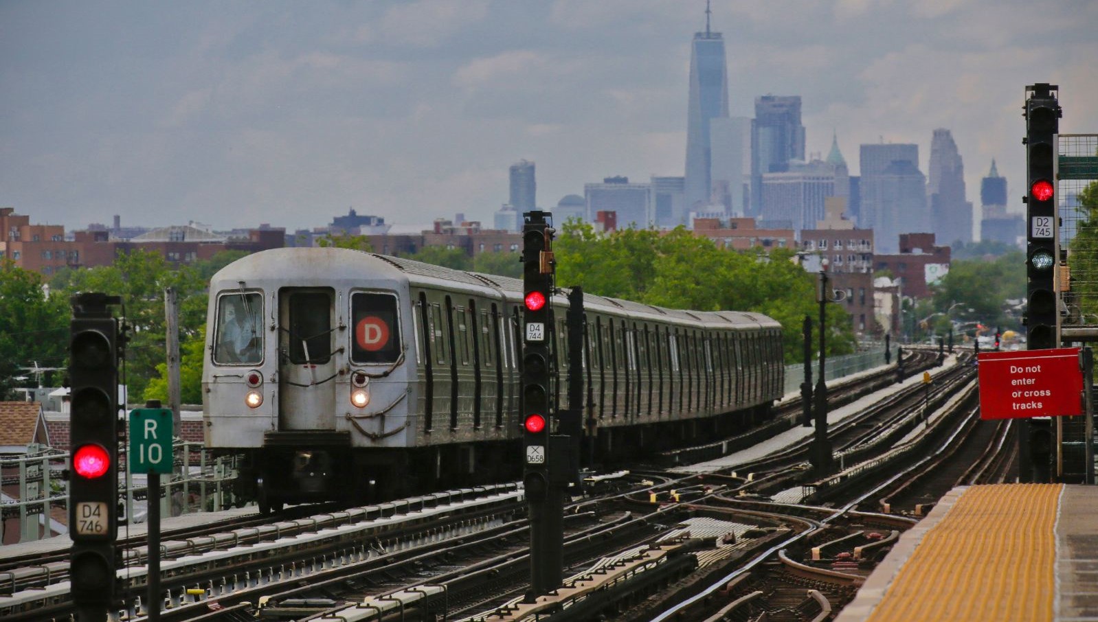 ABD’nin New York kentinde bir vagonun üzerinde seyahat eden çocuk,