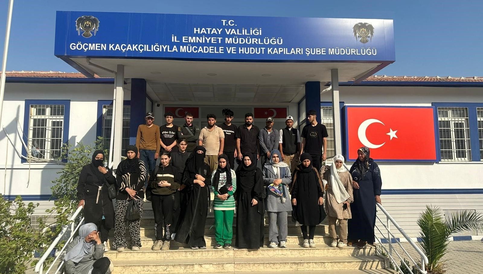 Hatay’da göçmen kaçakçılığına karşı düzenlenen operasyonda bir minibüste 24 kaçak